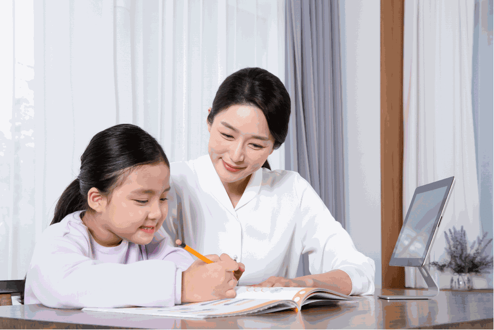 아이와 함께 공부하는 부모 — 학부모 후기 일상의 한 장면
